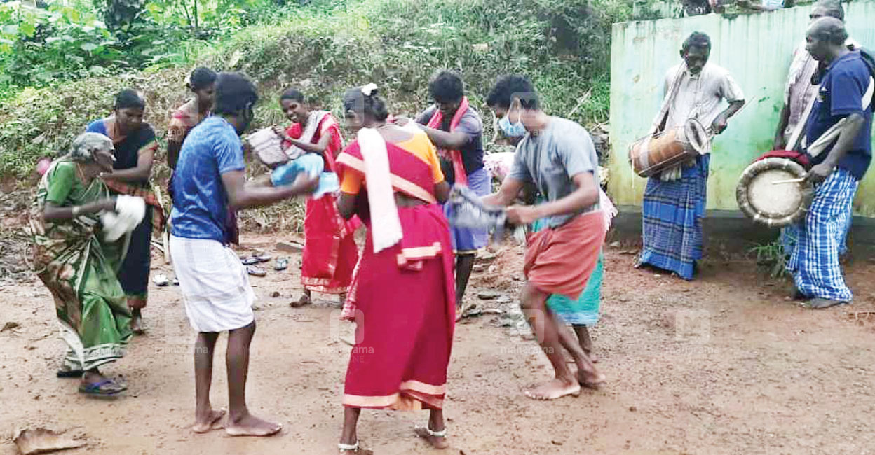 ഒരുമയുടെ താളം; പറമ്പിക്കുളത്തെ ഊരിലുള്ളവർക്കു സമ്മാനമായി പാരമ്പര്യ