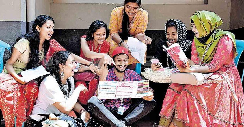 രാജ്യാന്തര ചലച്ചിത്രമേളയിലെ വൊളന്റിയർമാർ ഇടവേളയിൽ സിനിമാ ചർച്ചയിൽ. ചിത്രം: മനോരമ രാജ്യാന്തര ചലച്ചിത്രമേളയിലെ വൊളന്റിയർമാർ ഇടവേളയിൽ സിനിമാ ചർച്ചയിൽ. ചിത്രം: മനോരമ