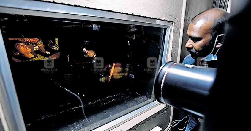പാലക്കാട് നടക്കുന്ന രാജ്യാന്തര ചലച്ചിത്ര മേളയിൽ ‘റോം’ എന്ന വിയറ്റ്നാം സിനിമ പ്രദർശിപ്പിച്ചപ്പോൾ പ്രൊജക്ടർ റൂമിൽ നിന്നുള്ള കാഴ്ച. മേളയിലെ എല്ലാ തിയറ്ററുകളിലും ചലച്ചിത്ര അക്കാദമിയിൽ നിന്നുള്ള ജീവനക്കാർക്കു മാത്രമാണു പ്രൊജക്ടർ പ്രവർത്തിപ്പിക്കാനുള്ള അനുമതി. ചിത്രം: മനോരമ പാലക്കാട് നടക്കുന്ന രാജ്യാന്തര ചലച്ചിത്ര മേളയിൽ ‘റോം’ എന്ന വിയറ്റ്നാം സിനിമ പ്രദർശിപ്പിച്ചപ്പോൾ പ്രൊജക്ടർ റൂമിൽ നിന്നുള്ള കാഴ്ച. മേളയിലെ എല്ലാ തിയറ്ററുകളിലും ചലച്ചിത്ര അക്കാദമിയിൽ നിന്നുള്ള ജീവനക്കാർക്കു മാത്രമാണു പ്രൊജക്ടർ പ്രവർത്തിപ്പിക്കാനുള്ള അനുമതി. ചിത്രം: മനോരമ
