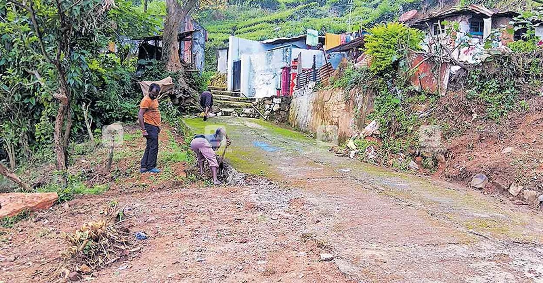 garden നഞ്ചപ്പസത്രത്തിലെ അപകടസ്ഥലം വൃത്തിയാക്കുന്ന ഗ്രാമീണർ.