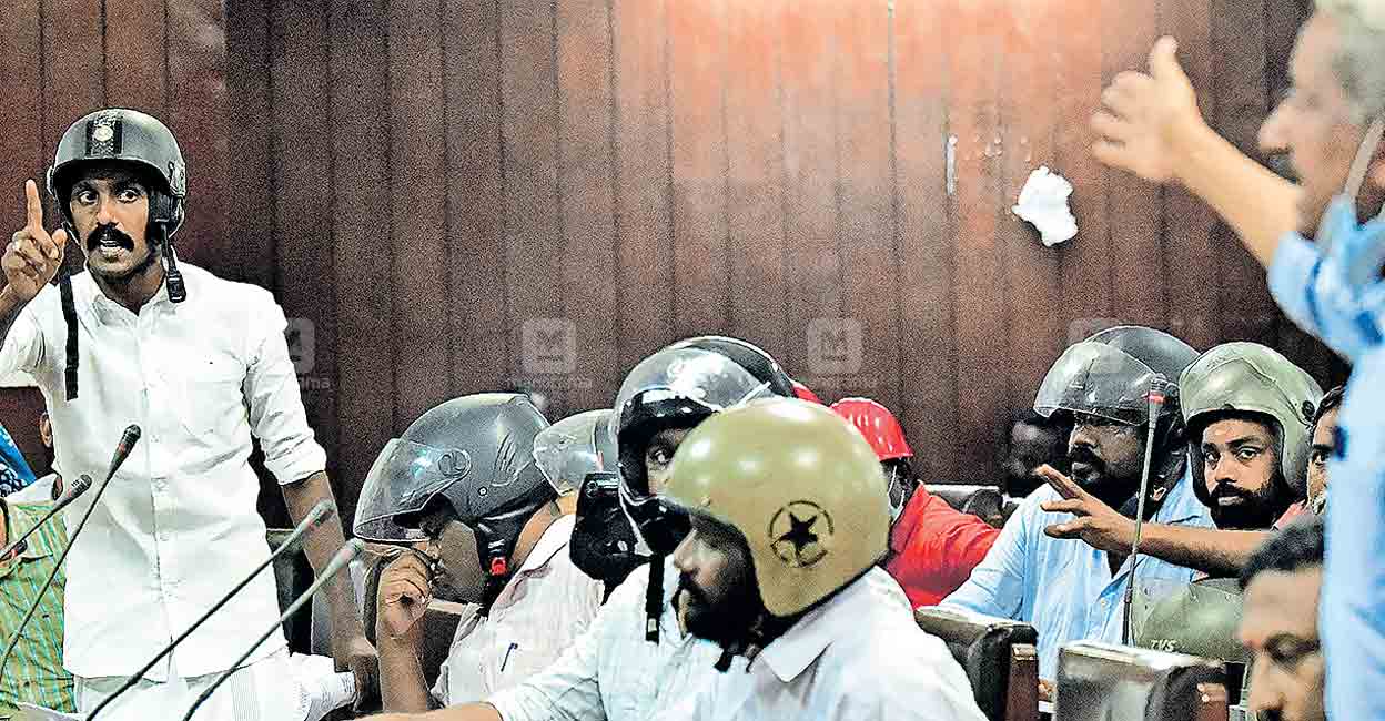 അടി വീണാൽ തടുക്കാൻ ഹെൽമറ്റിട്ട് യുഡിഎഫ്, സിപിഎം അംഗങ്ങൾ; പാലക്കാട്