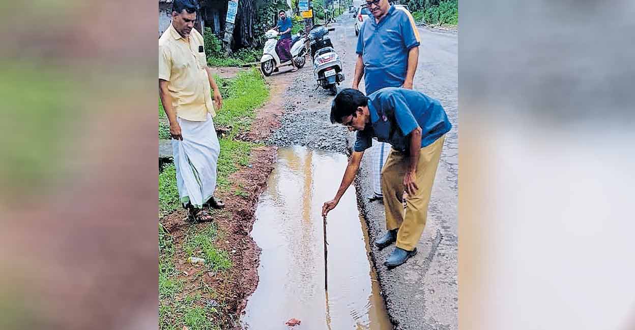 ജല അതോറിറ്റിയുടെ കിടങ്ങ് അപകട ഭീഷണിയാവുന്നു Palakkad News Kerala