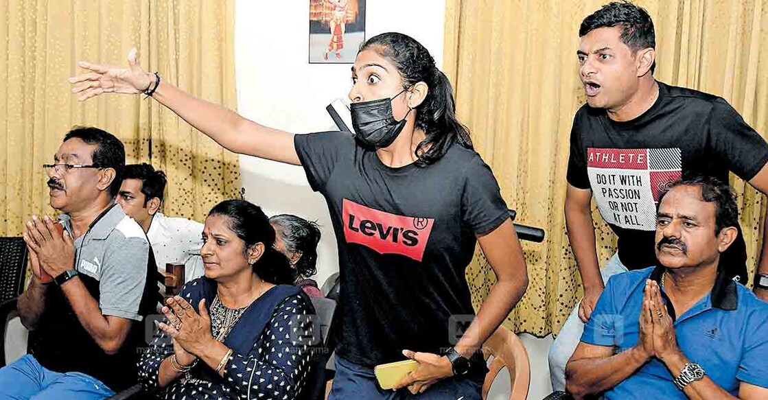 ഏഷ്യൻ ഗെയിംസിൽ ലോങ്ജംപ് മത്സരത്തിൽ എം.ശ്രീശങ്കർ വെള്ളി മെഡൽ നേടിയപ്പോൾ പാലക്കാട് യാക്കരയിലെ വീട്ടിലിരുന്നു മത്സരം കണ്ട സഹോദരി ശിവപാർവതിയുടെ പ്രതികരണം. അമ്മയും മുൻ കായികതാരവുമായ ഇ.എസ്.ബിജിമോളും ശ്രീശങ്കറിന്റെ കുടുംബാംഗങ്ങളും സമീപം.