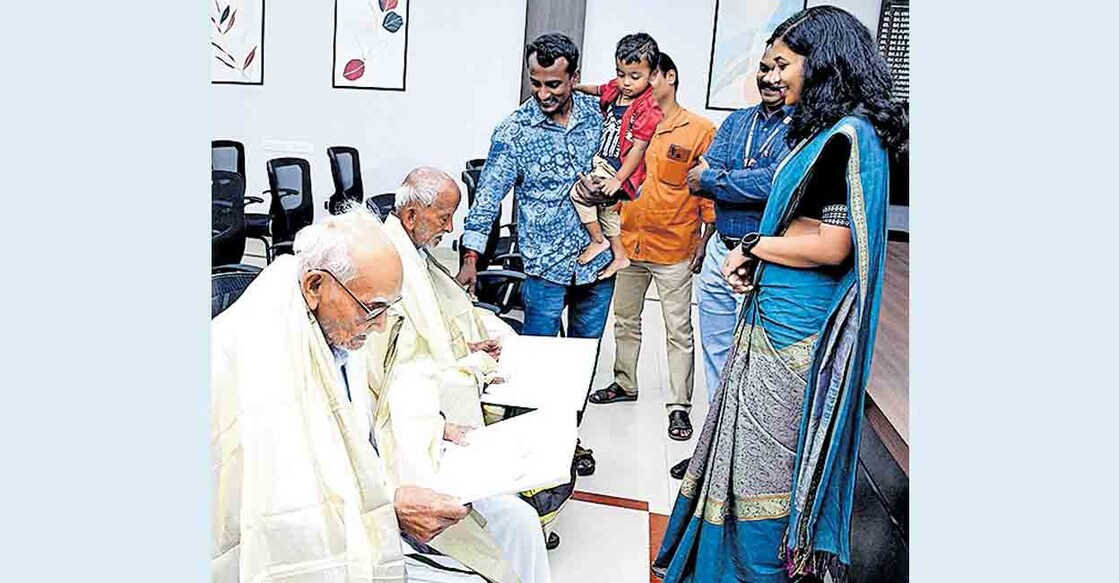 ലോക വയോധിക ദിനത്തോടനുബന്ധിച്ച് ആദരമേറ്റുവാങ്ങിയ മുതിർന്ന വോട്ടർമാരായ വിശ്വനാഥൻ നായർ, ദണ്ഡപാണി എന്നിവർ കലക്ടർ ഡോ.എസ്.ചിത്രയ്ക്കും തിര‍ഞ്ഞെടുപ്പ് ഉദ്യോഗസ്ഥർക്കുമൊപ്പം