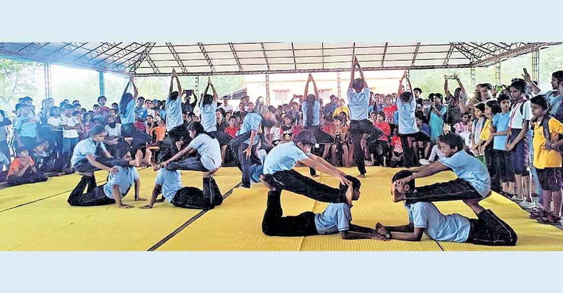 palakkad-yoga-asana-competition-conducted-by-Palakkad-District-Yoga-Association-at-Kallekkad-Vyasa-Vidyapeeth പാലക്കാട് ജില്ലാ യോഗ അസോസിയേഷൻ കല്ലേക്കാട് വ്യാസ വിദ്യാപീഠത്തിൽ നടത്തിയ യോഗാസന മത്സരത്തിൽ നിന്ന്