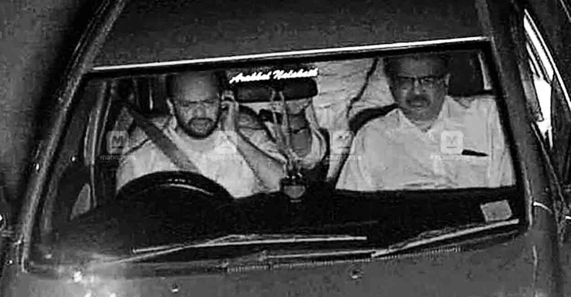കാർ ഓടിക്കുന്നതിനിടെ ഇടതുകൈകാെണ്ടു ചെവിയിൽ താെടുന്ന മുഹമ്മദ്. മാെബൈൽ ഫോൺ ഉപയോഗിച്ചതിനു പിഴയടയ്ക്കാൻ നിർദേശിച്ചു മോട്ടർ വാഹന വകുപ്പ് അയച്ച നോട്ടിസിലെ ചിത്രം.
