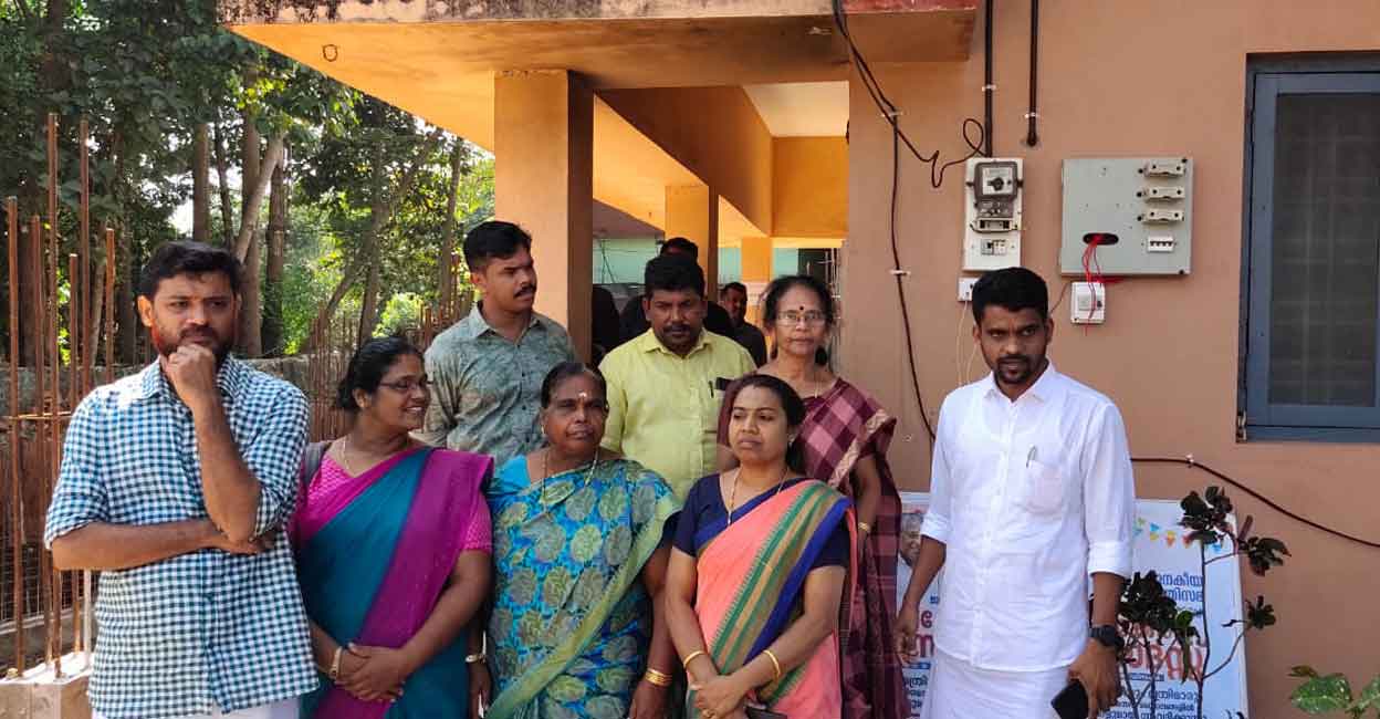 യുഡിഎഫ് അംഗങ്ങൾ പഞ്ചായത്ത് ഓഫിസ് പൂട്ടിയിട്ട് പ്രതിഷേധിച്ചു