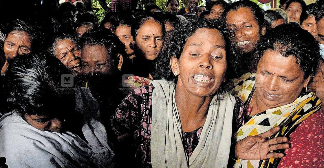 manoj-accidennt-case കശ്മീരിൽ വാഹനാപകടത്തിൽ മരിച്ച മനോജിന്റെ മൃതദേഹം വീട്ടിൽ നിന്നു ശ്മശാനത്തിലേക്കു
കൊണ്ടുപോകുമ്പോൾ പൊട്ടിക്കരയുന്ന അമ്മ ഭാഗ്യം. ചിത്രം: മനോരമ