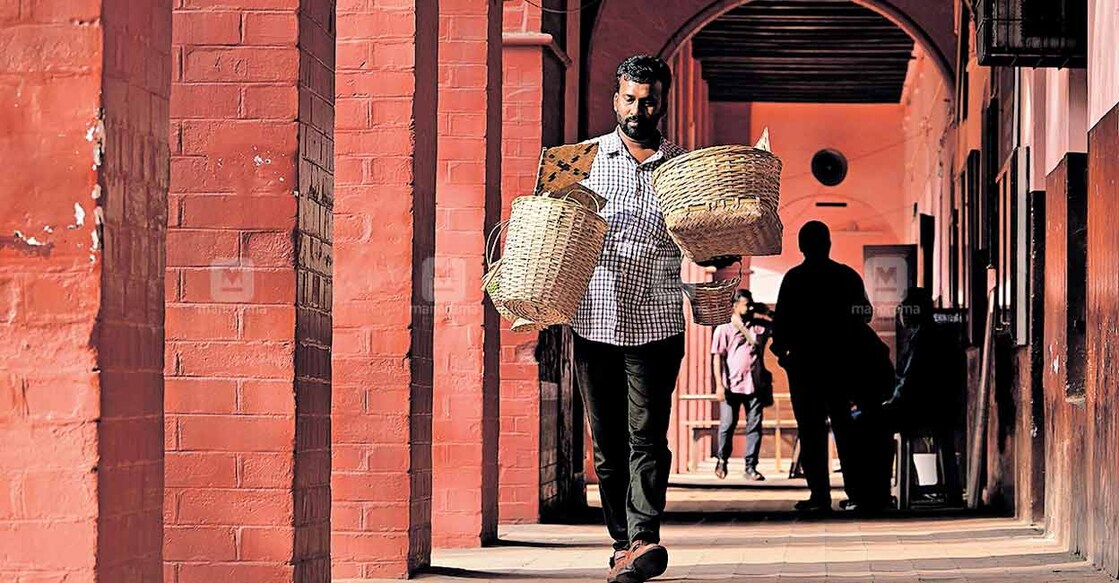 ജില്ലാ സ്കൂൾ കലോത്സവം ഹരിത ചട്ടപ്രകാരം നടത്തുന്നതിനു നിർമിച്ച കുട്ടകളുമായി പോകുന്ന അധ്യാപകൻ.            ചിത്രം: മനോരമ