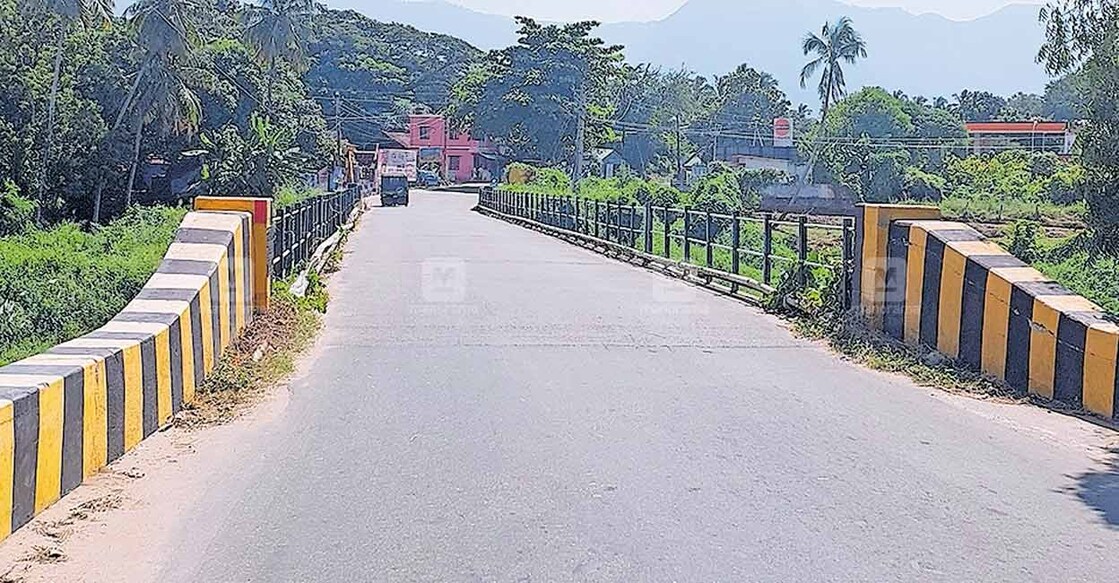 ബലക്ഷയ ഭീഷണിയുള്ള കൊല്ലങ്കോട് ഊട്ടറ പുഴപ്പാലം.  