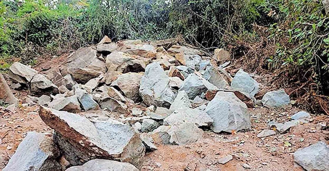 കണ്ണമ്പ്ര വാളുവെച്ചപാറ ചേവക്കോടുള്ള സര്‍ക്കാര്‍ പുറമ്പോക്ക് ഭൂമിയിലെ പാറക്കൂട്ടം പൊട്ടിച്ച നിലയില്‍.  
