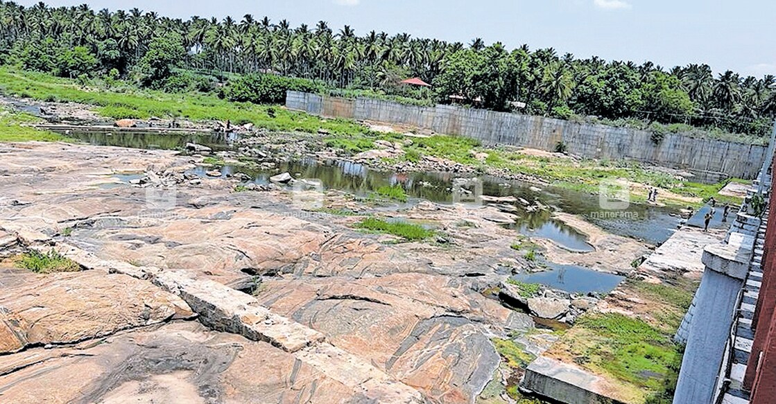 ആളിയാർ വെള്ളം ലഭിക്കാതായതോടെ മൂലത്തറ റഗുലേറ്ററിനു താഴെ ചിറ്റൂർപ്പുഴ പ്രദേശം 
വരണ്ട നിലയിൽ.  