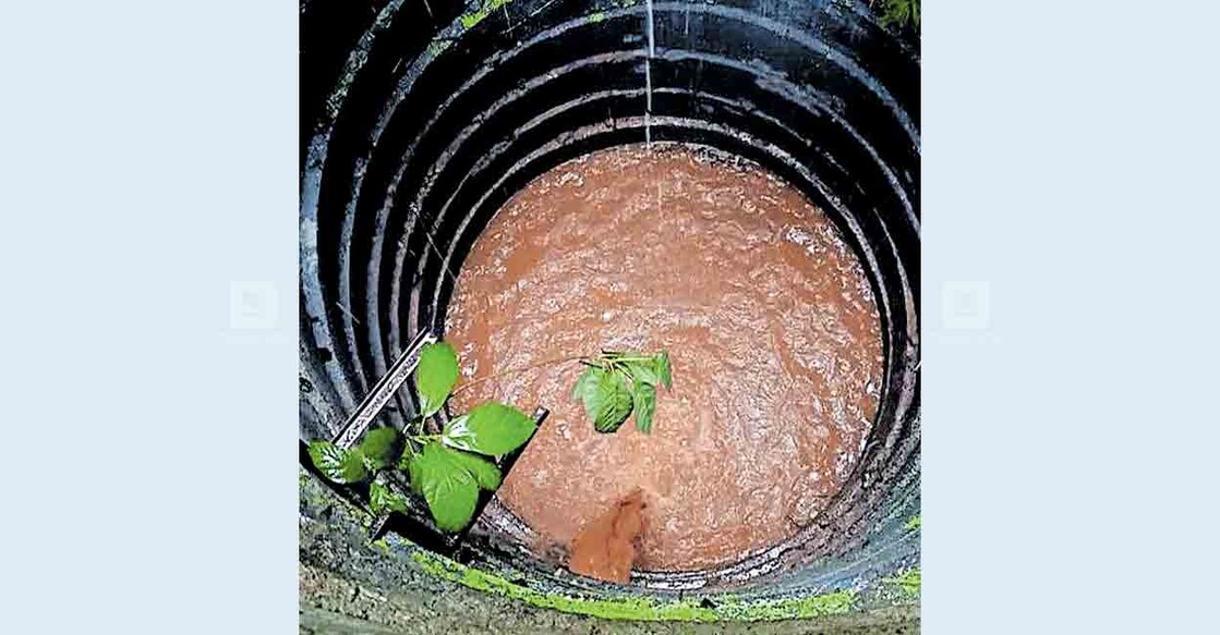 palakkad-At-Ambalapara--the-well-was-contaminated-by-the-sewage-from-the-ground-level അമ്പലപ്പാറയിൽ പാെതുനിരത്തിലെ മലിനജലം കുത്തിയാെലിച്ചെത്തി മലിനമായ കിണർ.