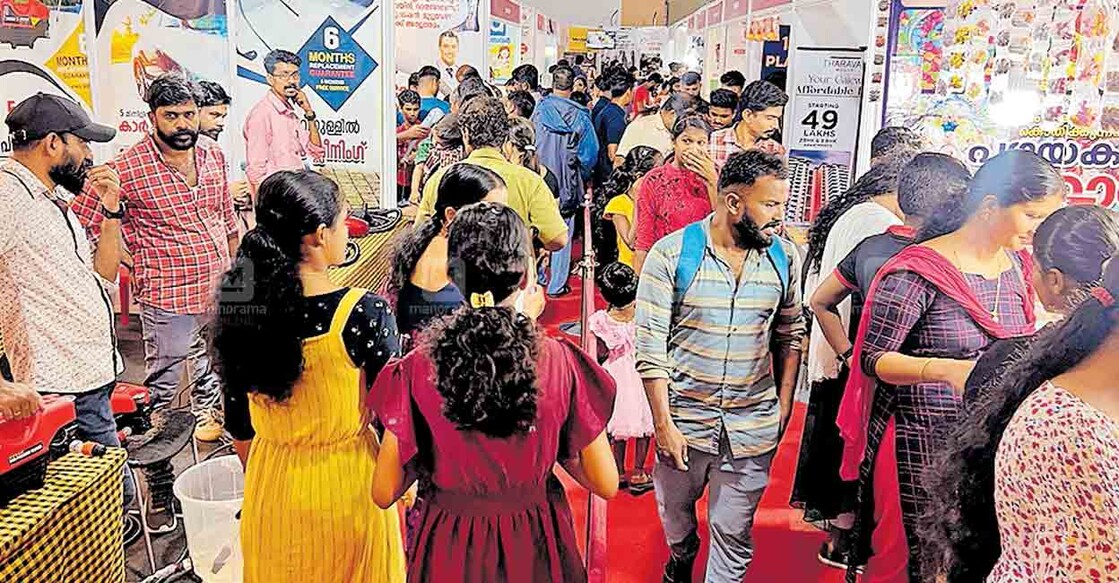മലയാള മനോരമ ലാൻഡ് ലിങ്ക്സ് ഡവലപ്പേഴ്‌സിന്റെ സഹകരണത്തോടെ ഒറ്റപ്പാലം മനിശ്ശേരി കെഎം ഓഡിറ്റോറിയത്തിൽ നടത്തുന്ന പ്രദർശന, വിപണന, ഡിസ്കൗണ്ട് മേളയിൽ ഇന്നലത്തെ 
സന്ദർശകത്തിരക്ക്. 