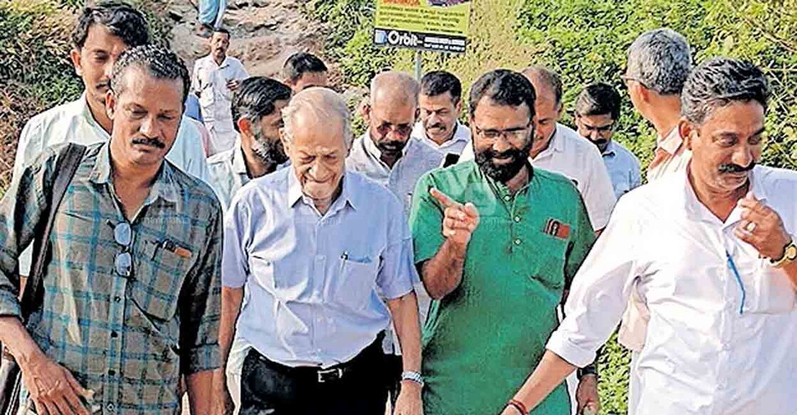 palakkad-e-sreedharan
പട്ടാമ്പി പെരുമുടിയൂരിൽ റെയിൽവേ നടപടിയെ തുടർന്ന് കുട്ടികളുടെ സ്കൂളിലേക്കുള്ള വഴി മുടങ്ങിയതിനെക്കുറിച്ച് അന്വേഷിക്കാൻ ഇ. ശ്രീധരൻ പെരുമുടിയൂരിൽ എത്തിയപ്പോൾ.
