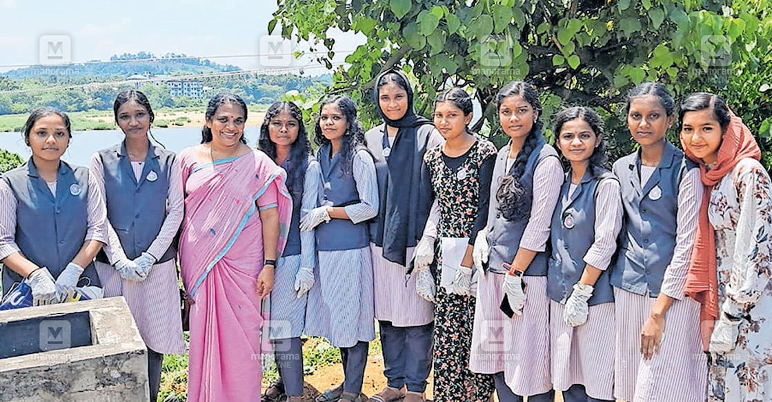 പട്ടാമ്പി റെയിൽവേ സ്റ്റേഷനിൽ ശുചീകരണ പ്രവർത്തനങ്ങളുടെ ഭാഗമായി വല്ലപ്പുഴ ഹയർസെക്കൻഡറി സ്കൂൾ എൻഎസ്എസ് വിദ്യാർഥികൾ ഒരുക്കിയ ഭാരതപ്പുഴ കാഴ്ചകളോടു കൂടിയ സെൽഫി പോയിന്റ്.  
