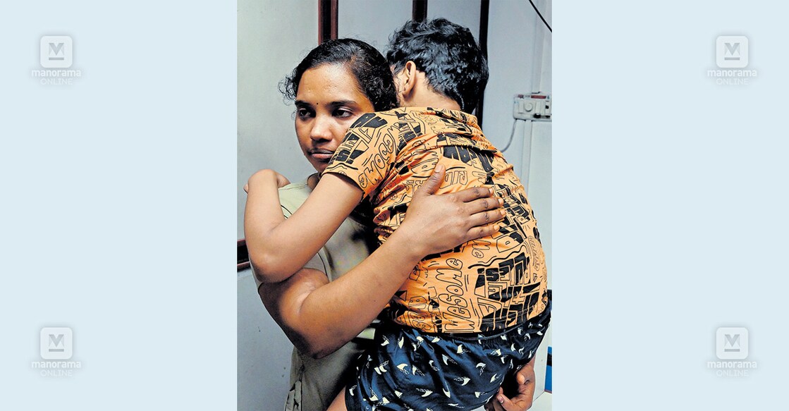 rajany അസുഖബാധിതനായ മകനോടൊപ്പം രജിത. ചിത്രം: മനോരമ