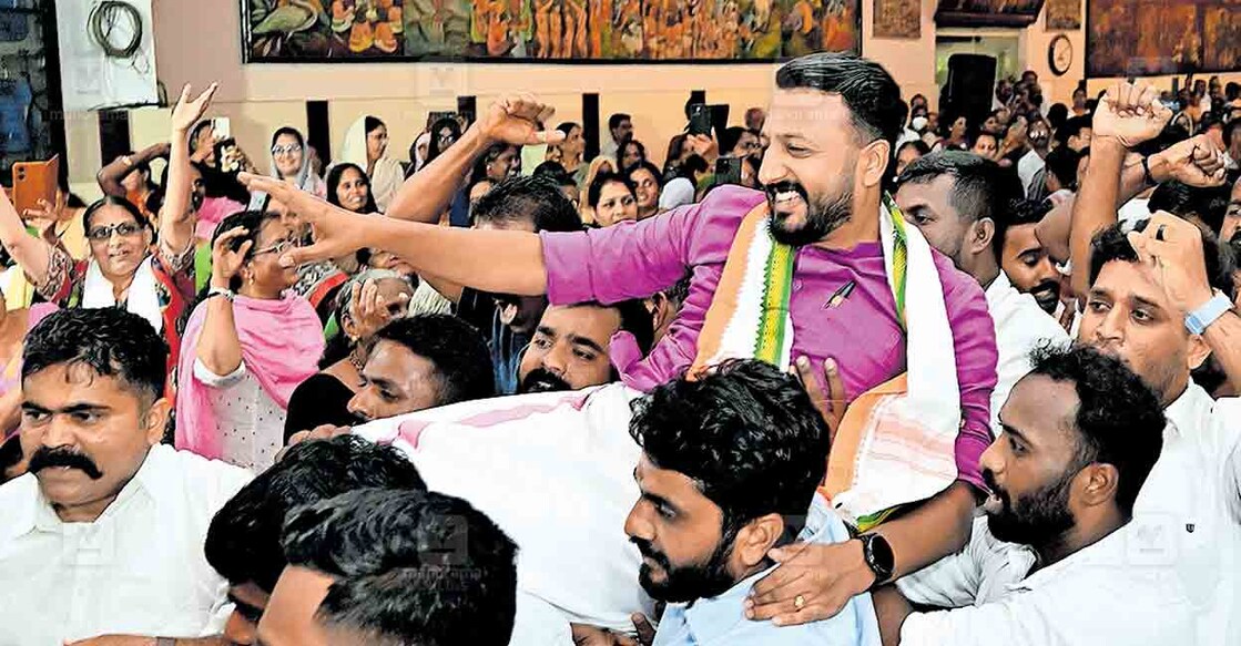 





ചന്ദ്രനഗറിൽ നടന്ന പാലക്കാട് നിയോജകമണ്ഡലം യുഡിഎഫ് തിരഞ്ഞെടുപ്പു കൺവൻഷനിൽ സ്ഥാനാർഥി രാഹുൽ മാങ്കൂട്ടത്തിലിനെ ചുമലിലേറ്റി വേദിയിലേക്കെത്തിക്കുന്ന പ്രവർ‌ത്തകർ. ചിത്രം: മനോരമ  

