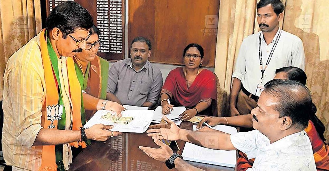 പാലക്കാട് നിയമസഭാ മണ്ഡലം എൻഡിഎ സ്ഥാനാർഥി സി.കൃഷ്ണകുമാർ വരണാധികാരി പാലക്കാട് ആർഡിഒ എസ്.ശ്രീജിത്തിനു മുൻപാകെ നാമനി‍ർദേശ പത്രിക സമർപ്പിക്കുന്നു. നഗരസഭാധ്യക്ഷ പ്രമീളാ ശശിധരൻ സമീപം. ചിത്രം: മനോരമ  
