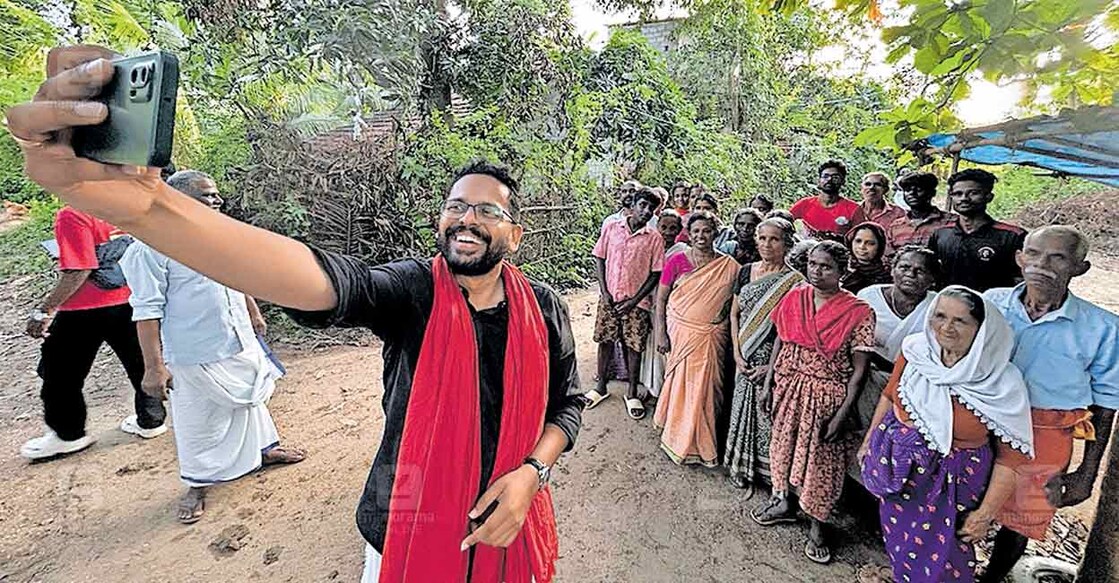 lfd-farmersl എൽഡിഎഫ് സ്വതന്ത്ര സ്ഥാനാർഥി ഡോ.പി.സരിൻ തച്ചങ്കാട്ടെ വോട്ടർമാർക്കൊപ്പം സെൽഫി എടുക്കുന്നു.