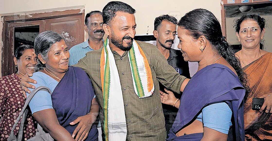 യുഡിഎഫ് സ്ഥാനാർഥി രാഹുൽ മാങ്കൂട്ടത്തിൽ പാലക്കാട് നഗരസഭയിലെ ജീവനക്കാരോടു വോട്ട് അഭ്യർഥന നടത്തുന്നതിനിടെ.  
