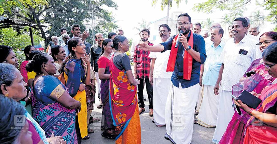 എൽഡിഎഫ് സ്വതന്ത്ര സ്ഥാനാർഥി ‍ഡോ.പി.സരിൻ കണ്ണാടി പഞ്ചായത്തിലെ തണ്ണീർപന്തലിൽ തിരഞ്ഞെടുപ്പു പ്രചാരണത്തിനിടെ.  
