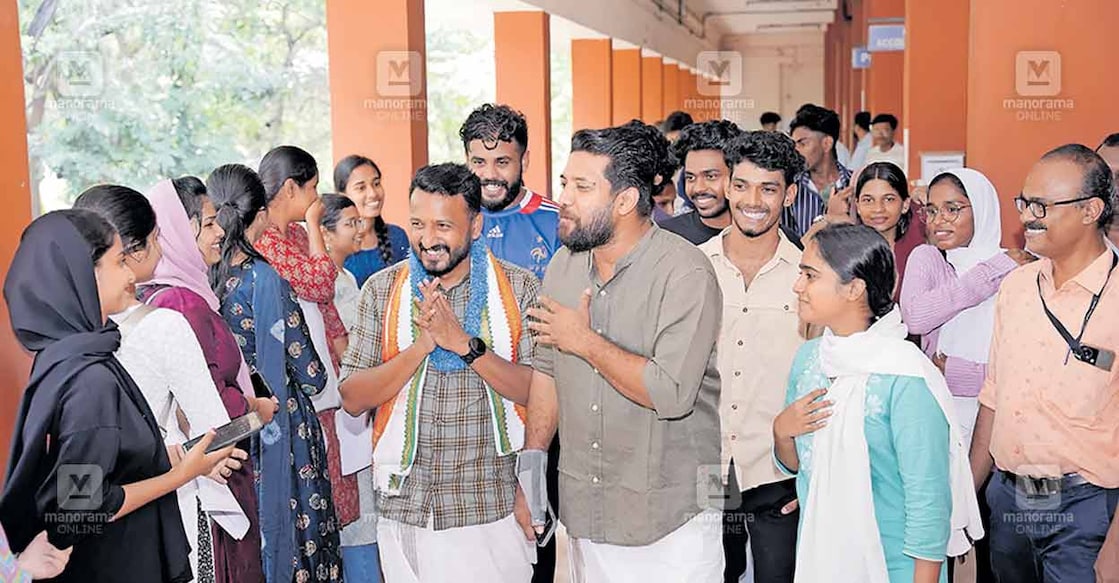 യുഡിഎഫ് സ്ഥാനാർഥി രാഹുൽ മാങ്കൂട്ടത്തിൽ ഗവ.വിക്ടോറിയ കോളജിലെ വിദ്യാർഥികളോട് വോട്ട് അഭ്യർഥിക്കുന്നു. ഷാഫി പറമ്പിൽ എംപി സമീപം.  

