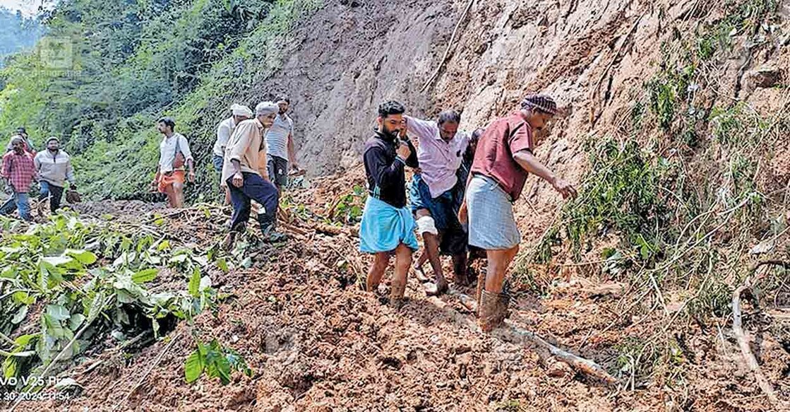 palakkad-landslide അട്ടപ്പാടി പുലിയറയിൽ കനത്ത മഴയിൽ വീട് തകർന്ന് പരുക്കേറ്റ ജോണിയെ ആശുപത്രിയിലെത്തിക്കാനുള്ള ശ്രമം.