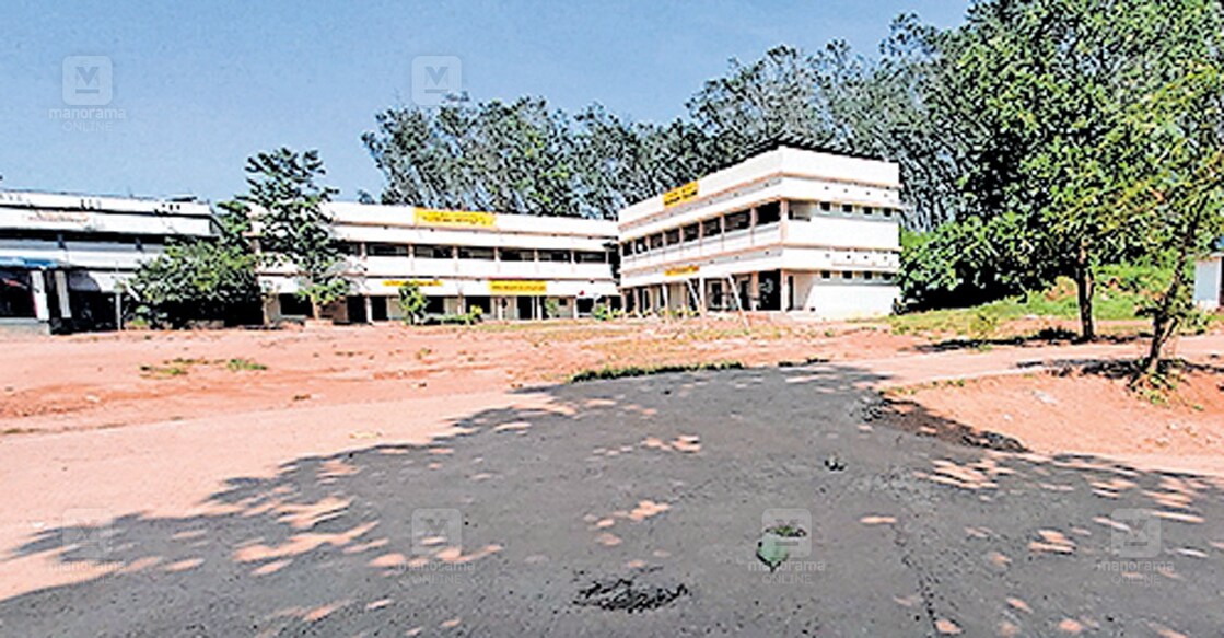 thenkara-school തെങ്കര സർക്കാർ സ്കൂളിന്റെ ചുറ്റുമതിലില്ലാത്ത പുതിയ ബ്ലോക്ക്.