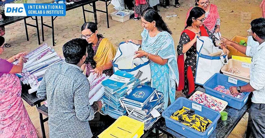 പാലക്കാട് ഉപതിരഞ്ഞെടുപ്പിലെ പോളിങ് ബൂത്തുകളിലേക്കുള്ള സാമഗ്രികളടങ്ങിയ കിറ്റ് തയാറാക്കുന്ന ഉദ്യോഗസ്ഥർ. താലൂക്ക് ഓഫിസിൽ നിന്നുള്ള ദൃശ്യം.  
