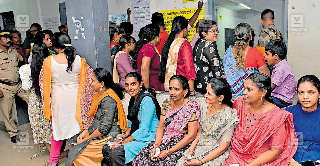 നിശ്ചിത സമയം കഴിഞ്ഞും വോട്ട് ചെയ്യാൻ കാത്തുനിൽക്കുന്നവർ. മൂത്താന്തറ ഹൈസ്കൂളിലെ 56ാം നമ്പർ ബൂത്തിൽ നിന്നുള്ള കാഴ്ച. വൈകിട്ട് 6ന് ശേഷം പ്രധാന ഗേറ്റ് പൂട്ടി 110 ടോക്കണുകൾ വിതരണം ചെയ്താണ് ഇവരെ പോളിങ് ബൂത്തിലേക്കു കടത്തിവിട്ടത്. ഏഴരയോടെയാണ് ഇവിടെ പോളിങ് പൂർത്തിയായത്.  