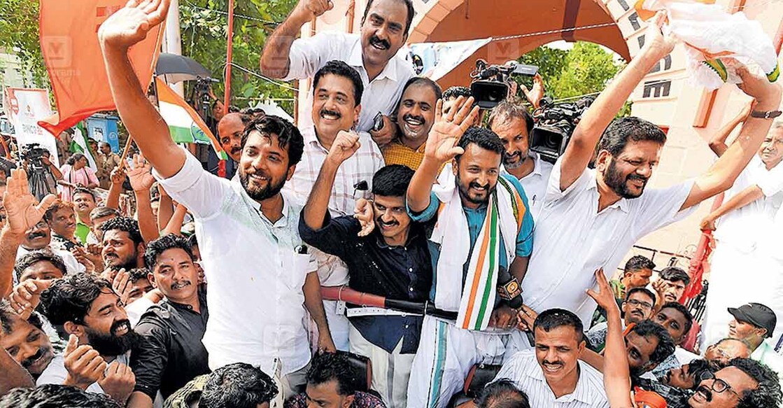 വിജയം നേടി വോട്ടെണ്ണൽ കേന്ദ്രമായ വിക്ടോറിയ കോളജിൽ നിന്നു പുറത്തേക്കിറങ്ങിയ യുഡിഎഫ് സ്ഥാനാർഥി രാഹുൽ മാങ്കൂട്ടത്തിലിനൊപ്പം പ്രവർത്തകരെ അഭിവാദ്യംചെയ്യുന്ന ഷാഫി പറമ്പിൽ എംപി, എൻ ഷംസുദീൻ എംഎൽഎ, അൻവർ സാദത്ത് എംഎൽഎ, അബിൻ വർക്കി, സന്ദീപ് വാരിയർ, പി.സി.വിഷ്ണുനാഥ് എംഎൽഎ, വി.കെ.ശ്രീകണ്ഠൻ എംപി തുടങ്ങിയവർ. 
