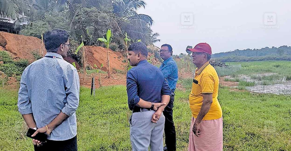 തിരുമിറ്റക്കോട് പഞ്ചായത്ത് ഇരുമ്പകശ്ശേരിയിൽ നെൽപാടം നികത്തി കമ്പിവേലി കെട്ടിയ സംഭവത്തിൽ സ്ഥലം പരിശോധനയ്ക്ക് എത്തിയ പട്ടാമ്പി തഹസിൽദാർ അടക്കമുള്ള ഉദ്യോഗസ്ഥരോട് എഴുമങ്ങാട്
പാടശേഖര സമിതി പ്രസിഡന്റും കർഷകനുമായ ബാവ കാര്യങ്ങൾ
വിശദീകരിക്കുന്നു.