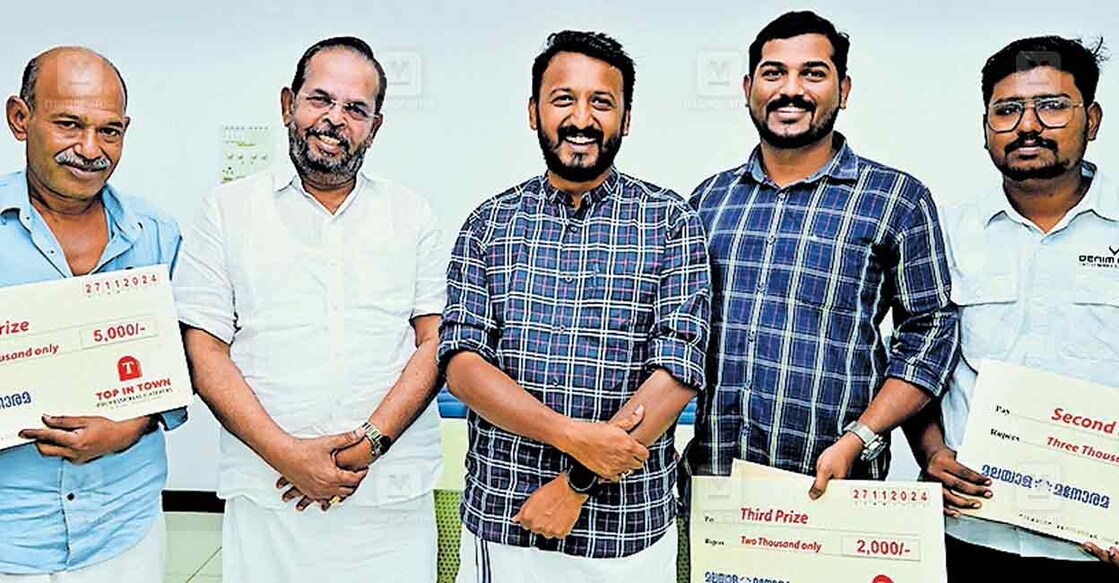 പാലക്കാട് ഉപതിരഞ്ഞെടുപ്പിലെ വിജയിയെയും നേടുന്ന ഭൂരിപക്ഷവും  പ്രവചിക്കാൻ മലയാള മനോരമ പ്രമുഖ കേറ്ററിങ് സ്ഥാപനമായ ടോപ് ഇൻ ടൗണുമായി ചേർന്നു സംഘടിപ്പിച്ച മത്സരത്തിലെ വിജയികൾ, ടോപ് ഇൻ ടൗൺ മാനേജിങ് ഡയറക്‌ടർ പി.നടരാജൻ (രാജു), നിയുക്ത പാലക്കാട് എംഎൽഎ രാഹുൽ മാങ്കൂട്ടത്തിൽ എന്നിവർക്കൊപ്പം. ഒന്നാം സമ്മാനം നേടിയ എം.അശോക് കുമാർ കടമ്പഴിപ്പുറം (ഇടത്തേയറ്റം), മൂന്നാം സമ്മാനം നേടിയ സി.പി.സുധീഷ് ത്രാങ്ങാലി, രണ്ടാം സമ്മാനം നേടിയ മുഹമ്മദ് ഷെഹാബിനു വേണ്ടി സമ്മാനം ഏറ്റുവാങ്ങിയ അനുജൻ ടി.മുഹമ്മദ് ഷാഫി. ചിത്രം: മനോരമ  
