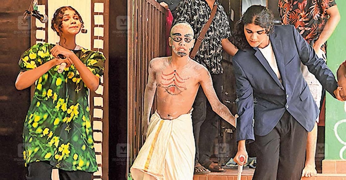 1.കാലിനു പ്ലാസ്റ്ററിട്ട എൻ.നാജിയ ഹയർ സെക്കൻഡറി ഇംഗ്ലിഷ് സ്കിറ്റ് അവതരിപ്പിക്കുന്നു. 2. നാജിയയെ സ്റ്റേജിൽ നിന്ന് ഇറങ്ങാൻ സഹായിക്കുന്ന സ്കിറ്റിലെ മറ്റ് അഭിനേതാക്കൾ.