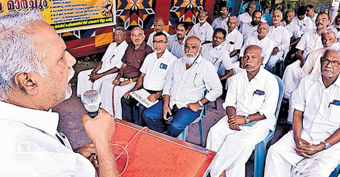 palakkad-pensioners-protest കേരള സർവീസ് പെൻഷനേഴ്സ് ലീഗ് ജില്ലാ കമ്മിറ്റിയുടെ നേതൃത്വത്തിൽ കലക്ടറേറ്റിനു മുന്നിൽ നടത്തിയ ധർണ കളത്തിൽ അബ്ദുല്ല ഉദ്ഘാടനം ചെയ്യുന്നു.ചിത്രം: മനോരമ