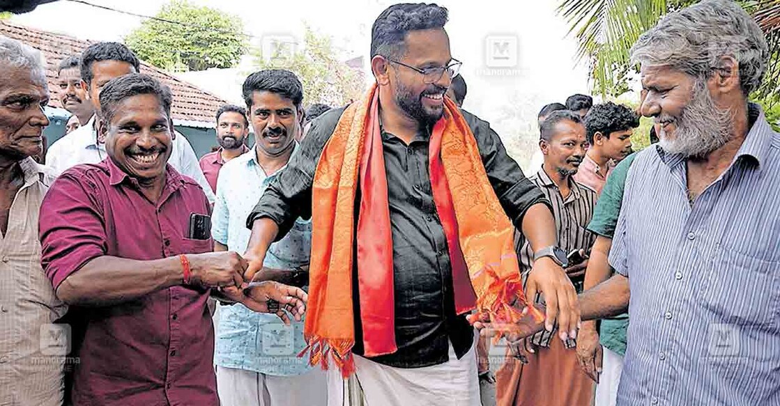 എൽഡിഎഫ് സ്ഥാനാർഥി ഡോ. പി.സരിൻ പാലക്കാട് മണ്ഡലത്തിലെ കണ്ണാടി പഞ്ചായത്തിൽ പ്രചാരണത്തിനിടെ