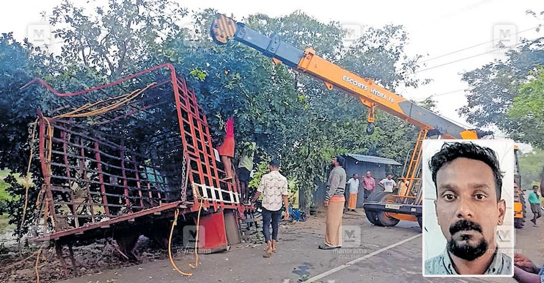1-chittur-lorry-accident ചിറ്റൂർ ആലാംകടവിൽ അപകടത്തിൽപെട്ട ലോറിയുടെ ഭാഗം ക്രെയിൻ ഉപയോഗിച്ചു നീക്കം ചെയ്യുന്നു. 2 , ലോറിയുടെ ഡ്രൈവർ അജിത്ത്.