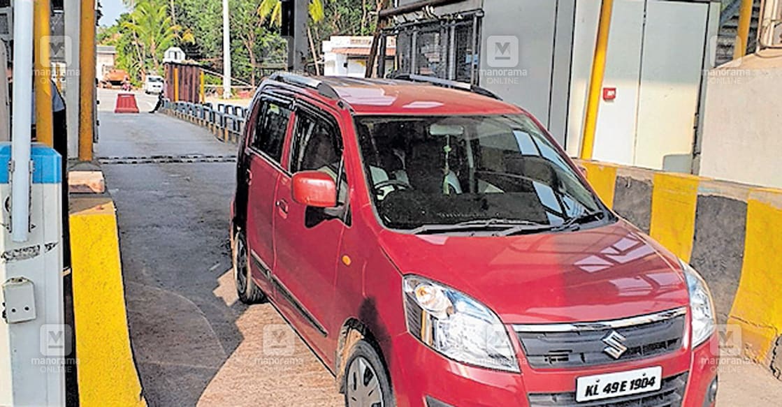 panniyankara-toll പന്നിയങ്കര ടോൾ പ്ലാസയിൽ പ്രദേശവാസികളുടെ വാഹനം പ്രത്യേക ട്രാക്കിലൂടെ കടത്തിവിടുന്നു. 2022 മുതൽ പ്രദേശവാസികളിൽ നിന്ന് ടോൾ പിരിക്കുന്നില്ല. ഇതാണ് നിർത്തലാക്കുന്നത്.