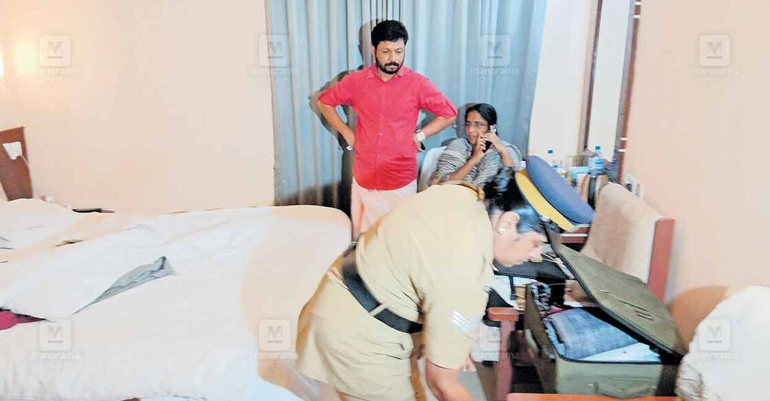 പാലക്കാട്ട് ഷാനിമോൾ ഉസ്മാൻ താമസിച്ച ഹോട്ടൽ മുറിയിൽ ഇന്നലെ അർധരാത്രിക്കു ശേഷം വനിതാ പൊലീസെത്തി വീണ്ടും നടത്തിയ പരിശോധന. ആദ്യം വനിതാ ഉദ്യോഗസ്ഥരില്ലെന്ന കാരണത്താൽ പൊലീസിനെ മടക്കി അയച്ചിരുന്നു.
