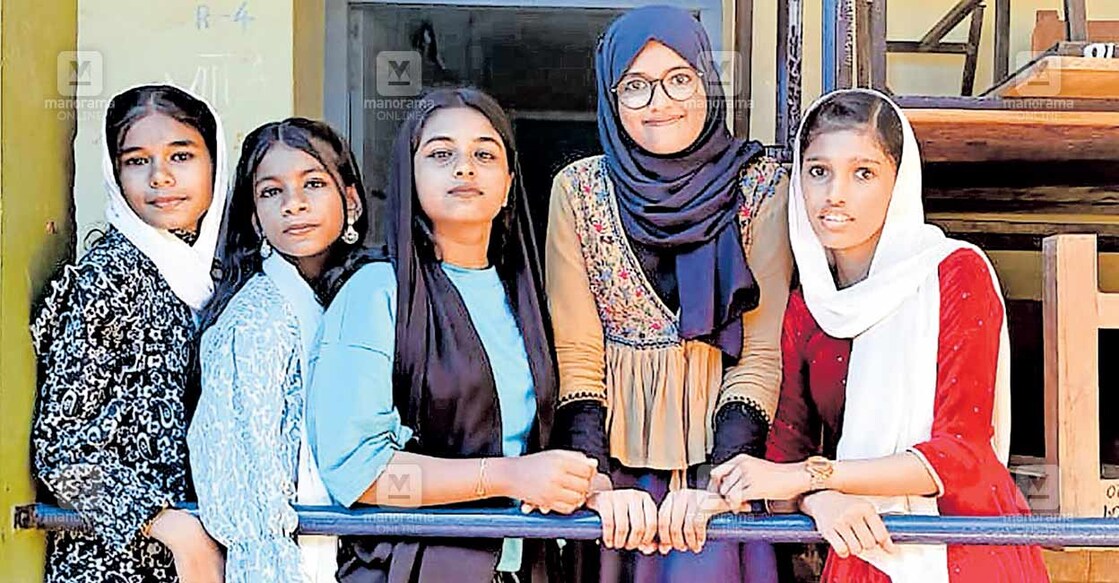 സങ്കടഫ്രെയിം: അഞ്ചു കൂട്ടുകാരും ചേർന്ന് ഈ വർഷം സ്കൂളിലെ ഓണാഘോഷത്തിനിടെ എടുത്ത ചിത്രം.