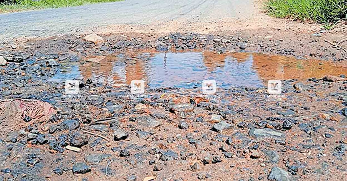 5-pipe-line- തരൂർ കോഴിക്കാട്ടിൽ പൈപ്പ് പൊട്ടി ശുദ്ധജലം പാഴാകുന്നു.