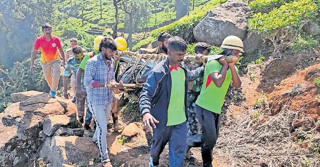 


കുനൂരിലെ ഡോൾഫിൻ നോസിൽ നിന്നു ചാടി മരിച്ചയാളുടെ മൃതദേഹം മലമുകളിൽ എത്തിക്കുന്നു.