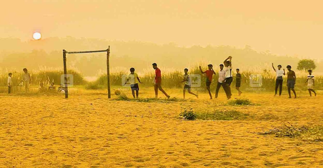 palakkad-children-playing-football- തൃത്താല വെള്ളിയാങ്കല്ലിൽ ഭാരതപ്പുഴയിലെ മണൽത്തിട്ടയിൽ ഫുട്ബോൾ കളിക്കുന്ന കുട്ടികൾ.