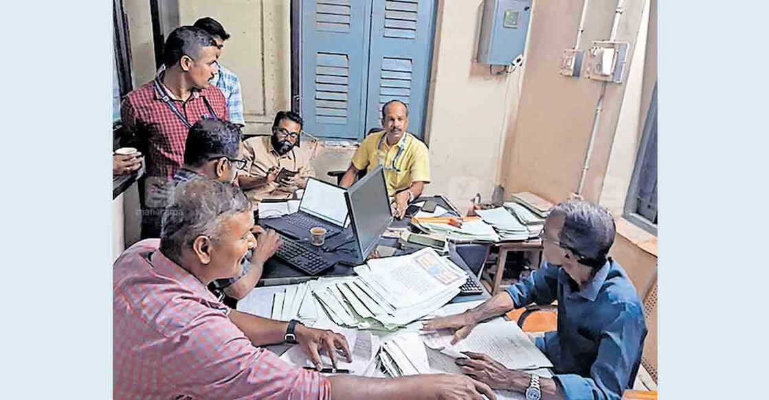 palakkad-vigilance-raid ആലത്തൂർ സബ് റജിസ്ട്രാർ ഓഫിസിൽ വിജിലൻസ് നടത്തിയ റെയ്ഡ്.