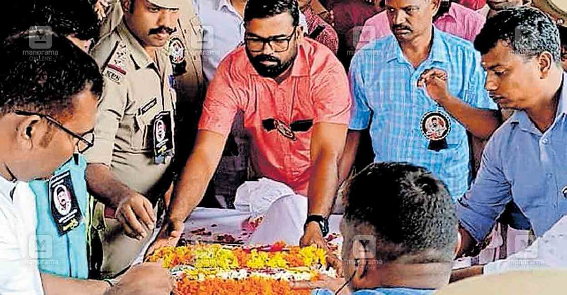 palakkad-subeeshmon-deadbody
കൊപ്പം എസ്ഐ സുബീഷ് മോന്റെ മൃതദേഹം കൊപ്പം പൊലീസ് സ്റ്റേഷനിൽ പൊതുദർശനത്തിന് എത്തിച്ചപ്പോൾ, കൊപ്പം പഞ്ചായത്ത് അധ്യക്ഷൻ ടി.ഉണ്ണിക്കൃഷ്ണൻ അന്ത്യോപചാരമർപ്പിക്കുന്നു.