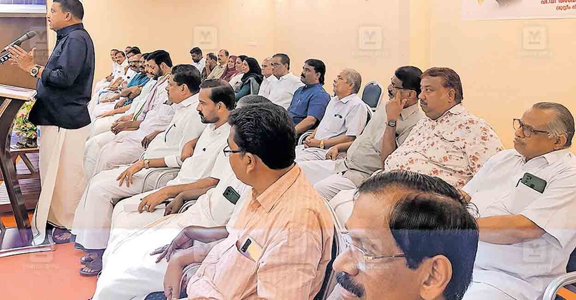 palakkad-pv-abdhul-vahhabL
യുഡിഎഫ് മണ്ണാർക്കാട് നിയോജക മണ്ഡലം കൺവൻഷൻ മുസ്ലിം ലീഗ് ദേശീയ ജനറൽ സെക്രട്ടറി പി.വി.അബ്ദുൽ വഹാബ് എംപി ഉദ്ഘാടനം ചെയ്യുന്നു.