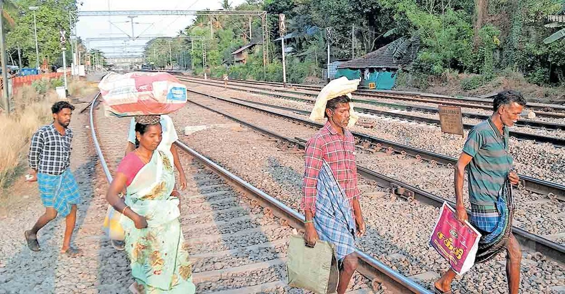 palakkad-pallam-railway-track ഒറ്റപ്പാലം റെയിൽവേ സ്റ്റേഷൻ പരിസരത്തെ പള്ളം പ്രദേശം. റെയിൽവേ ട്രാക്ക് കുറുകെ കടക്കുന്നവരെയും കാണാം.