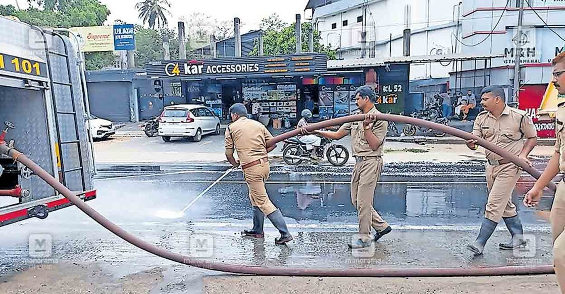 palakkad-fire-force ശങ്കരമംഗലം തെക്കുമുറിയിൽ റോഡിൽ പരന്ന ഡീസൽ ഫയർ ഫോഴ്സ് യൂണിറ്റ് എത്തി കഴുകിക്കളയുന്നു.