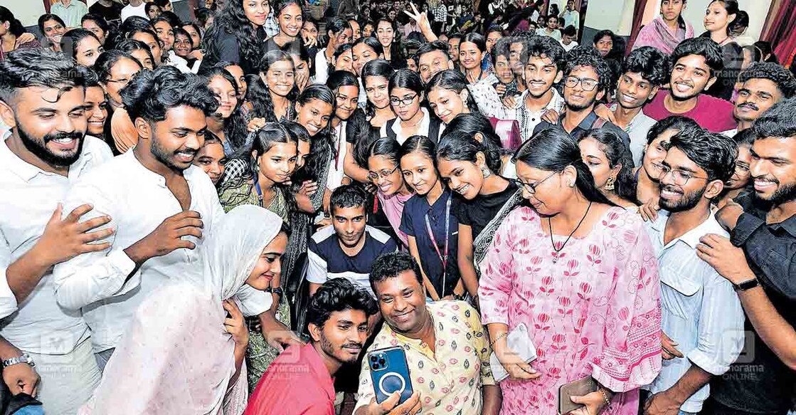 കോളജ് ദിനാഘോഷത്തിനു മുഖ്യാതിഥിയായി പാലക്കാട് വിക്ടോറിയ കോളജിൽ എത്തിയ നർത്തകൻ ഡോ. ആർഎൽവി രാമകൃഷ്ണൻ വിദ്യാർഥികൾക്കൊപ്പം സെൽഫി എടുക്കുന്നു. ചിത്രം: മനോരമ  
